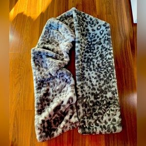 American Eagle extra large faux fur leopard print scarf, brand new/never worn